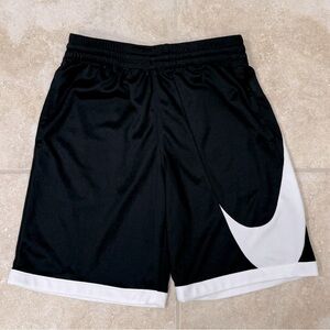 Nike Dri-FIT Colorblocked Basketball Shorts
Size: Large
Standard-Fit